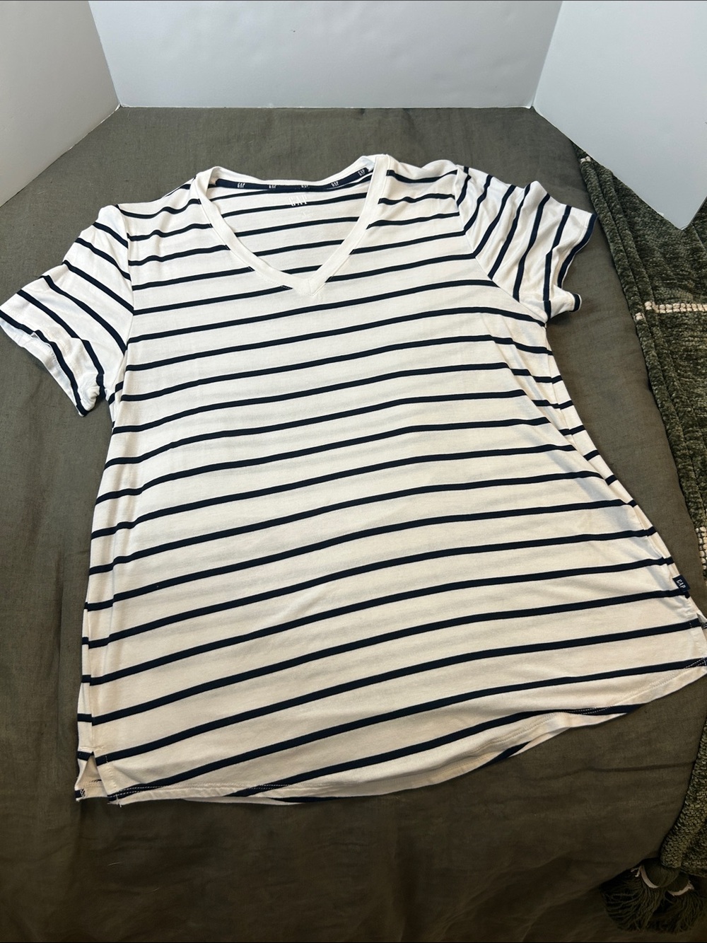 Women’s Gap Striped V-Neck Women’s Tee - Dk Navy & White